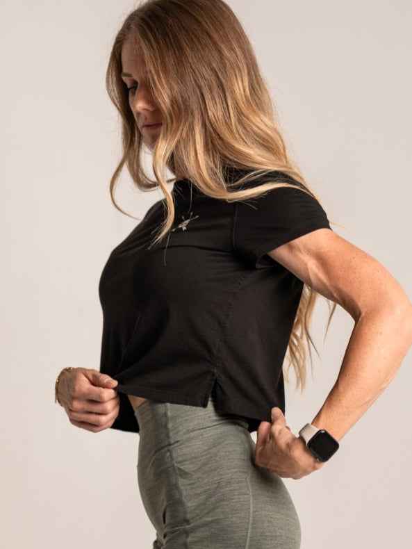 Alpha Country WOMEN'S | ENCORE CROP TEE : BLACK