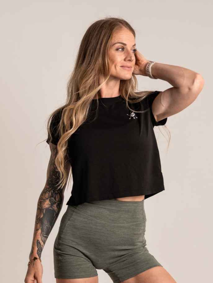 Alpha Country WOMEN'S | ENCORE CROP TEE : BLACK