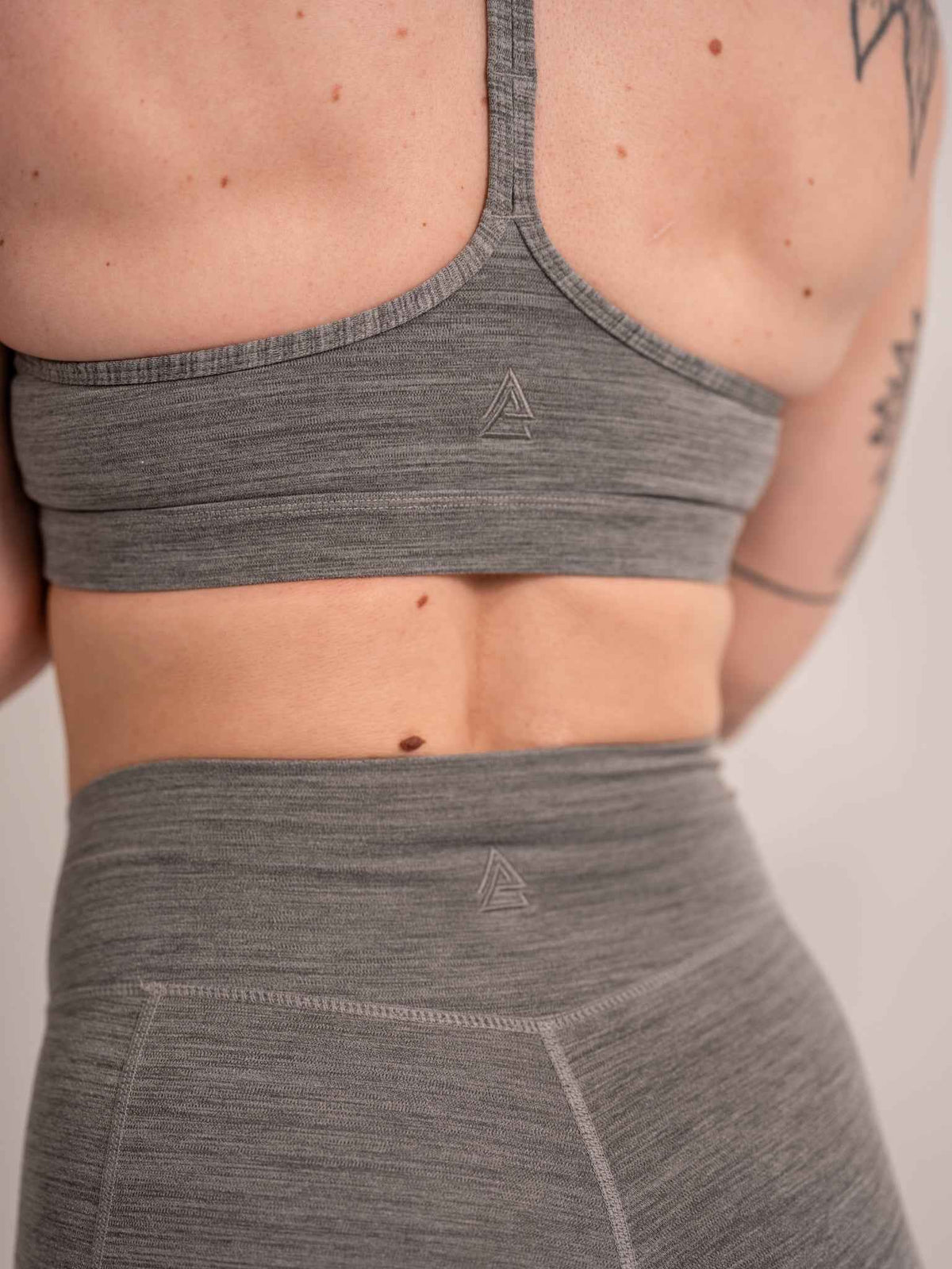 Alpha Country WOMEN'S | DEBUT SPORTS BRA : GRAY